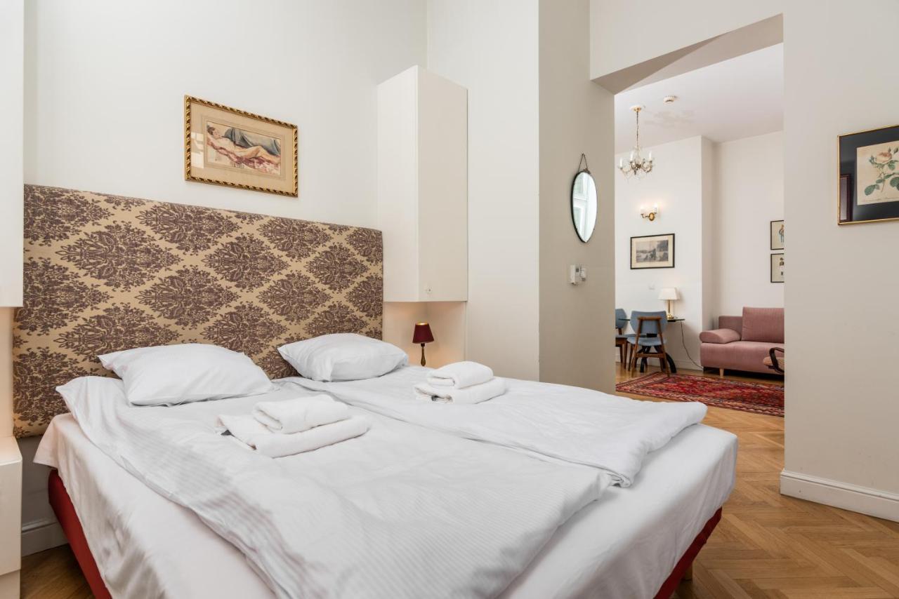 Classy Old Town - By Upstairs Apartment